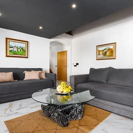 Dvor Aaki Апартаменты *