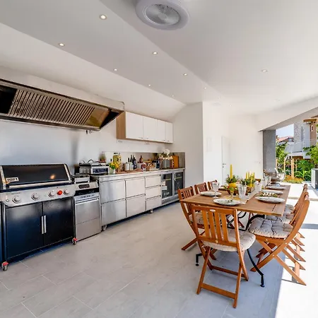 Dvor Aaki * Novi Vinodolski