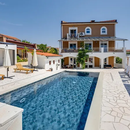 Dvor Aaki Novi Vinodolski