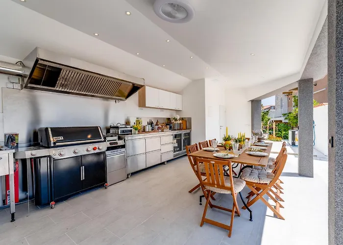 Dvor Aaki * Novi Vinodolski