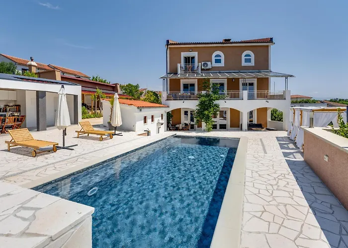 Dvor Aaki Novi Vinodolski