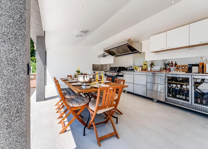 Dvor Aaki * Novi Vinodolski